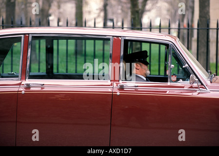 Europa Scozia Edimburgo un autista dorme in una Rolls Royce in attesa per i suoi passeggeri da un parco di Edimburgo Foto Stock