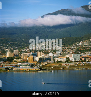 La mattina presto vista della citta' di Hobart e sobborghi visto da Rosny collina con yacht della vela sul fiume Derwent Tasmania Foto Stock