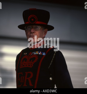 Yeomen Warder ( noto anche come Beefeater ) nella torre di Londra, Inghilterra Foto Stock