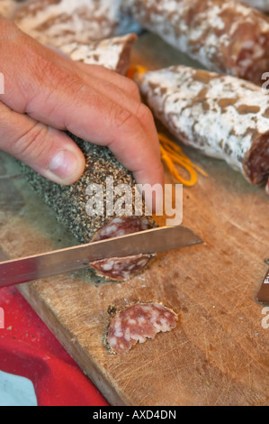 Su un mercato di strada. Salsicce salatura a secco. Salatura a secco la salsiccia. Dal cinghiale. La città di Bordeaux, Aquitaine, Gironde, Francia Foto Stock