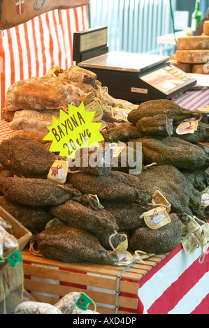 Su un mercato di strada. Salatura a secco il prosciutto. Dal cinghiale. La città di Bordeaux, Aquitaine, Gironde, Francia Foto Stock