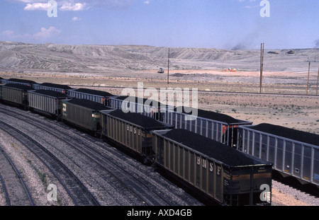 Treno vagoni adibiti al trasporto del carbone, nero Thunder miniera di carbone, sud del bacino di polvere, Wyoming USA Foto Stock