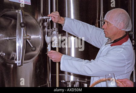 Vasche di fermentazione. Il campionamento. Emilio Kunz, enologo e proprietario a Fante di vino spumante. Vale dos Vinhedos, Brasile del Sud Foto Stock