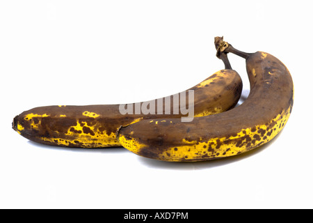 Due banane stramature isolato su bianco Foto Stock