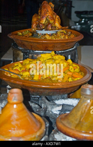 Verticale di chiusura del tradizionale cibo marocchino preparate di fresco in gli ingredienti di base di una tagine. Foto Stock