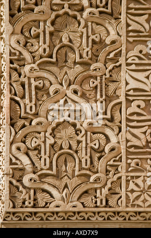 Verticale fino in prossimità della tradizionale decorativo architettura islamica che ricoprono le pareti presso le Tombe Saadiane in Marrakech. Foto Stock