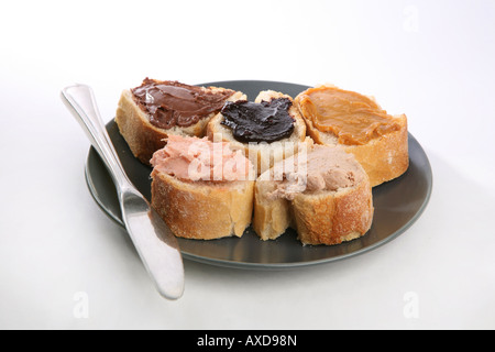 Si diffonde su crostini di pane Foto Stock