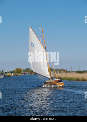 In barca a vela in legno imbarcazione da diporto sul fiume thurne potter heigham norfolk East Anglia England Regno Unito Foto Stock