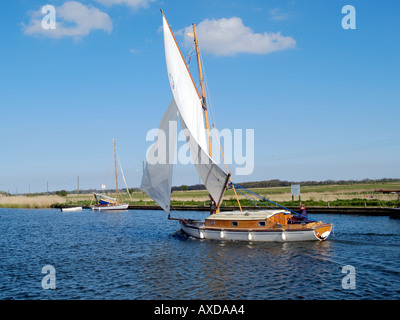 In barca a vela in legno imbarcazione da diporto sul fiume thurne potter heigham norfolk East Anglia England Regno Unito Foto Stock