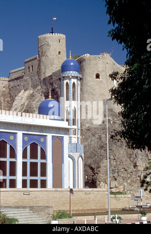 Blu e bianco Al Khawr moschea e Fort Mirani in Muscat della capitale di Oman Foto Stock