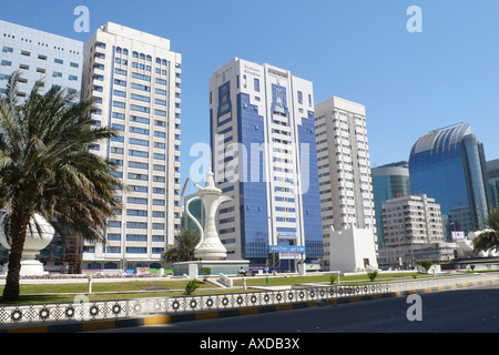 Street nel centro di Abu Dhabi, capitale degli Emirati Arabi Uniti. Le sculture bianche furono demolite nel 2014 per la riqualificazione di Piazza al Ittihad. Foto Stock