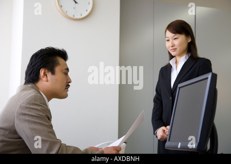 Imprenditore parlando a un collega Foto Stock