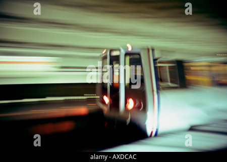 Treno della metropolitana accelerando attraverso la stazione metropolitana di Washington DC, Stati Uniti d'America Foto Stock