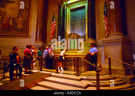 La gente in linea per visualizzare la dichiarazione di indipendenza e la costituzione degli Stati Uniti presso il National Archives building in Washington DC Foto Stock