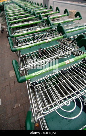 Waitose carrelli per supermercati parcheggiata e pronto per l'uso. Foto da Jim Holden. Foto Stock