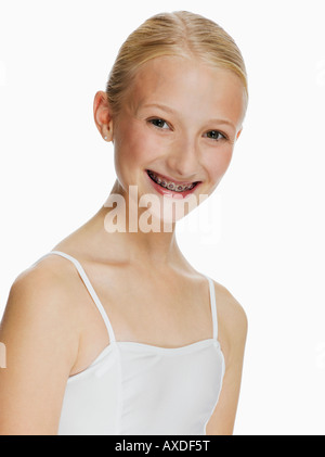 Giovane ballerina (14-15) sorridente, ritratto Foto Stock