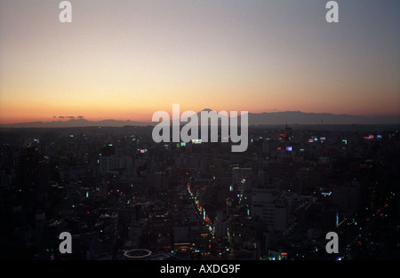 Mt Fuji al crepuscolo come visto da Yokohama Giappone Foto Stock