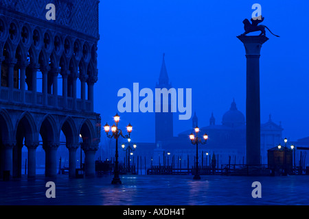 Piazza San marco primi albori cercando di fronte a san giorgio maggiore isola e laguna , Venezia , Italia,l'Europa. Foto Stock