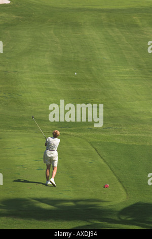 Ben ha colpito: una donna giocatore di golf tees off Shot da sopra con la palla in volo Foto Stock