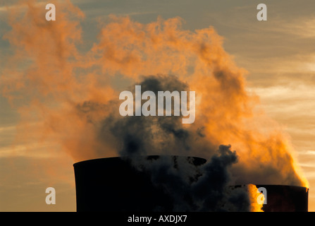 Ratcliffe sulle aspre Coal Fired power station al tramonto con fumo billowing da camini. Foto Stock