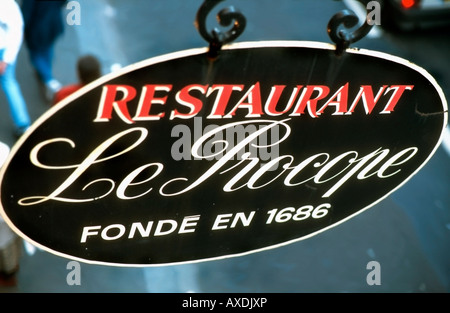 Parigi Francia, 'le Procope Cafe' 'il più antico caffè di Parigi', 13 Rue Ancienne Comedie, dettaglio cartello con il logo appeso sul marciapiede Foto Stock