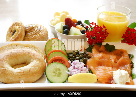 La prima colazione - Serie di salmone piatto di insalata Foto Stock