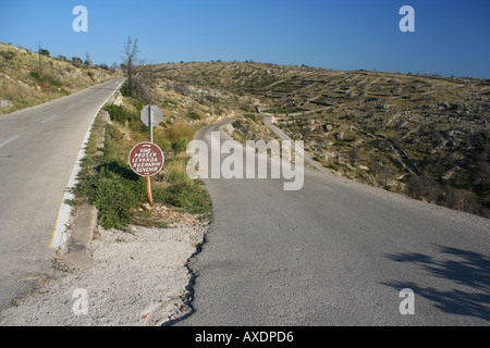 Strada che conduce a velo Grablje villaggio sull'isola di Hvar, Croazia Foto Stock