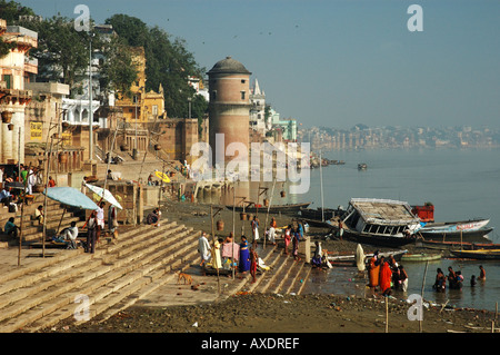 Pellegrini in adorazione al fiume Gange, Varanasi, India Foto Stock