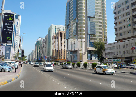 Hamdan Street / Sultan Bin Zayed Street, centro di Abu Dhabi, Emirati Arabi Uniti. Foto Stock