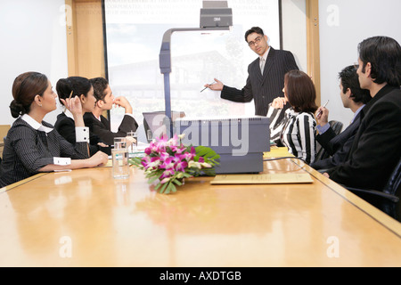 Imprenditore dando una presentazione in un ufficio Foto Stock