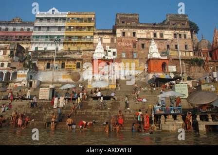 Gli indù la balneazione nel fiume Gange, Varanasi, India Foto Stock
