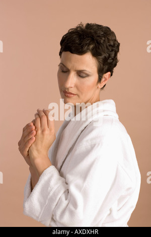 Donna di applicare la crema, ritratto Foto Stock