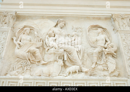 Dettagliato intaglio all'Ara Pacis Augustae (o altare della Pace augustea), il centro storico di Roma, Italia Foto Stock