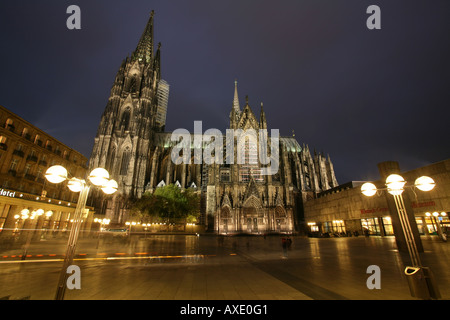 Piazza del Duomo con la cattedrale nel centro, il 'Dom hotel' sulla sinistra e il museo romano-germanico sulla destra, Colonia Foto Stock