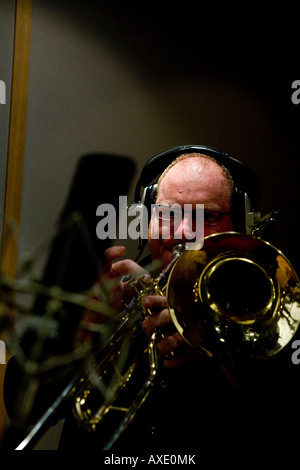 Trombonista durante prove di studio Foto Stock