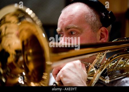 Trombonista durante prove di studio Foto Stock