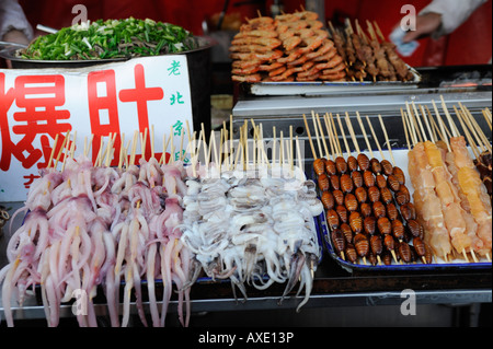 Night snack nel mercato la Donghuamen street a Pechino in Cina. 23-Mar-2008 Foto Stock