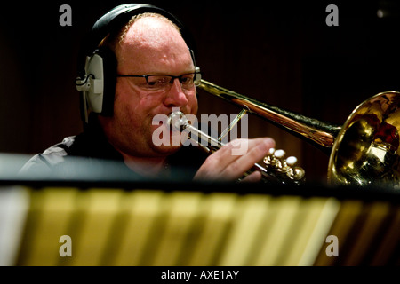 Trombonista durante prove di studio Foto Stock