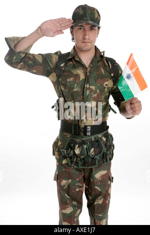 Ritratto di un soldato holding bandiera indiana e salutando Foto Stock