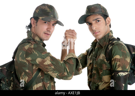 Ritratto di due soldati determinato Foto Stock