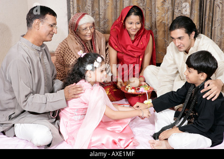 Comune di famiglia celebra Raksha Bandhan Foto Stock