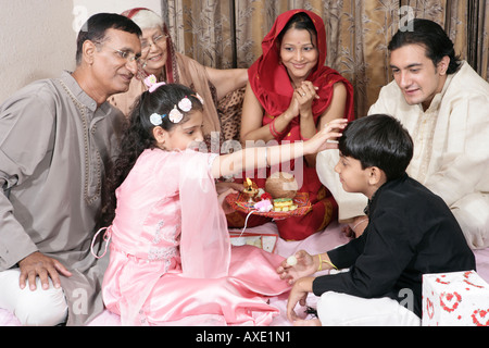 Comune di famiglia celebra Raksha Bandhan Foto Stock