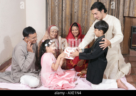 Comune di famiglia celebra Raksha Bandhan Foto Stock