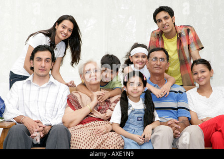 Famiglia comune seduto su un divano Foto Stock