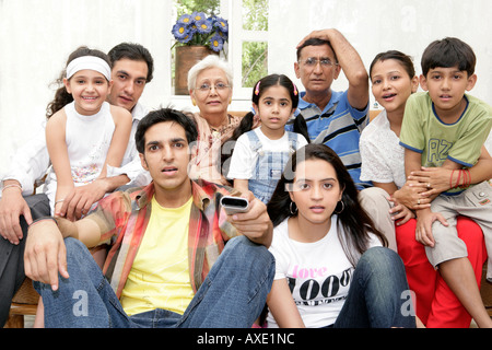 Famiglia comune di guardare la televisione Foto Stock