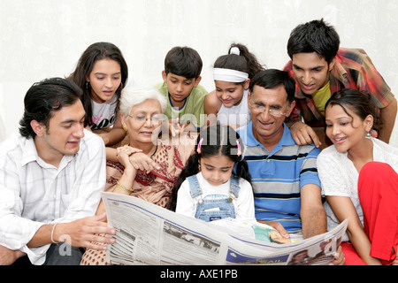 Famiglia comune leggendo un giornale Foto Stock