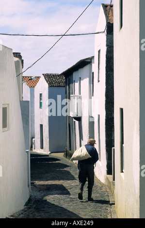 Uomo a camminare per le strade di Vila do Corvo Corvo Island Azores Portogallo Foto Stock