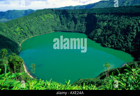 Il lago Lagoa Rasa in un antico cratere vulcanico, isola Sao Miguel, Azzorre, Portogallo Foto Stock