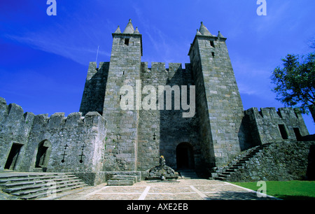 Torri del castello medievale di Santa Maria da Feira in Portogallo Foto Stock