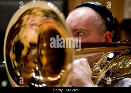 Trombonista durante prove di studio Foto Stock